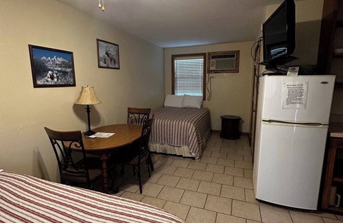 Milam Hotel | Hotel room with mini kitchen right on Toledo Bend Lake