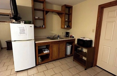 Milam Hotel | Hotel room with mini kitchen right on Toledo Bend Lake