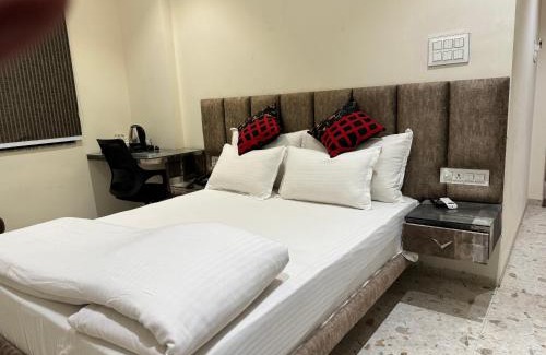 Rau Hotel | Hotel Sajanshree
