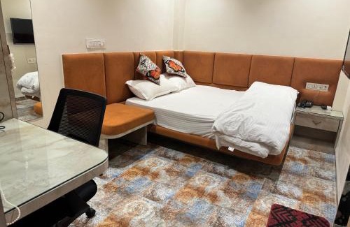 Rau Hotel | Hotel Sajanshree