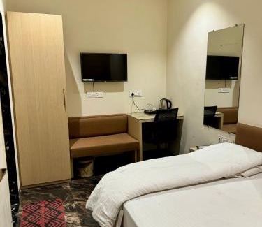 Rau Hotel | Hotel Sajanshree