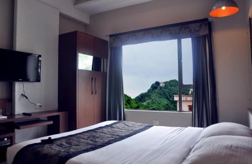 Jhansi Hotel | Hotel Sheela Shree Plaza