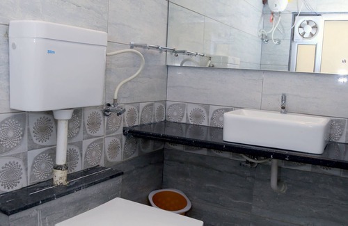 Navrangpura Hotel | Hotel Shobhna Palace by Sky Stays