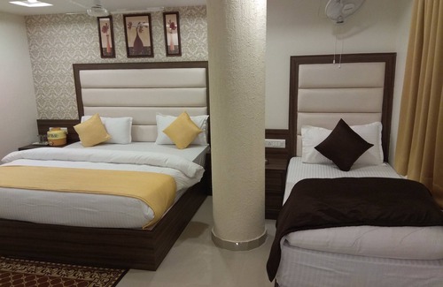 Navrangpura Hotel | Hotel Shobhna Palace by Sky Stays