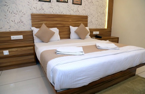 Navrangpura Hotel | Hotel Shobhna Palace by Sky Stays