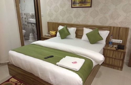 Navrangpura Hotel | Hotel Shobhna Palace by Sky Stays
