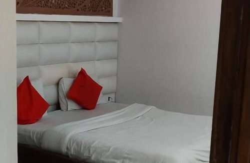 Thaltej Hotel | Hotel Shri Nivas