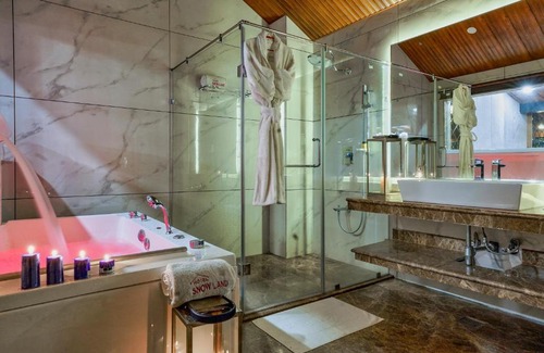 Dal Lake Hotel | Hotel SnowLand, Srinagar