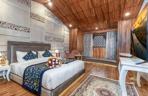 Dal Lake Hotel | Hotel SnowLand, Srinagar