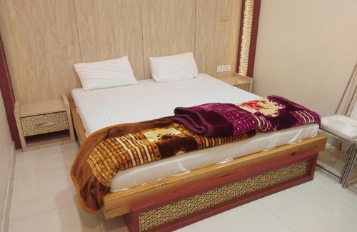 Hardoi Hotel | Hotel SRJ Lawn