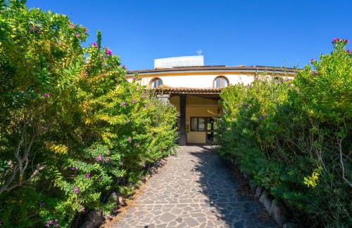 Arborea Hotel | Hotel surrounded by greenery with swimming pool in Arborea just 600 meters from the sea