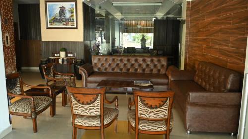 Lansdowne Hotel | Hotel Surya Plaza