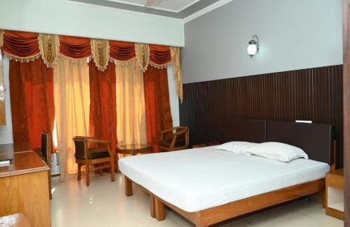 Lansdowne Hotel | Hotel Surya Plaza