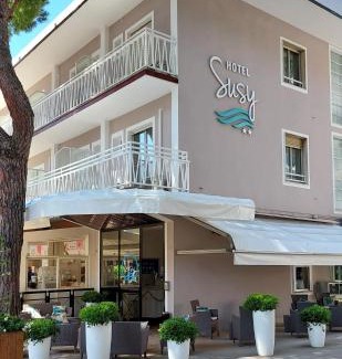 Alba Hotel | Hotel Susy - Ambienti rinnovati - direttamente su viale Dante e a due passi dal mare