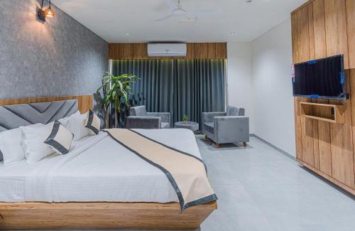 Gandhinagar Hotel | Hotel The Grand Heaven