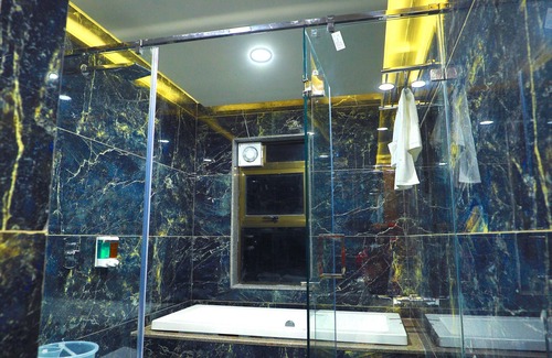 Dwarka Hotel | Hotel The Grand Ladhukara