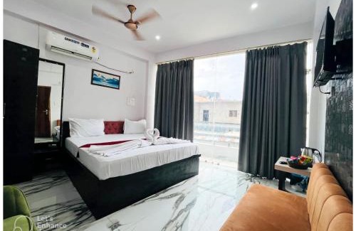 Lanka Hotel | HOTEL VINAYAK # GRAND Near kashi vishwanath Temple - Fully Air Conditioning Hotel - A Top Rated Four Star Hotel