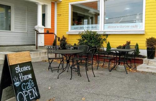 Wolfe Island Hotel | Hotel Wolfe Island