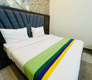 Mathura Hotel | Hotel Wonder House - Free Parking- 5g Free Wifi, Modern Boutique Property