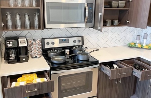 Draper Apartment | HotTub/Gym/KingBed/FiberInternet/PetFriendly