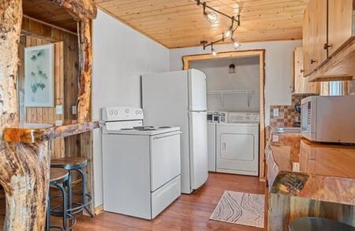 Custer Cabin | Hottub Hideaway: Firepit + Sauna + Views + Wildlife