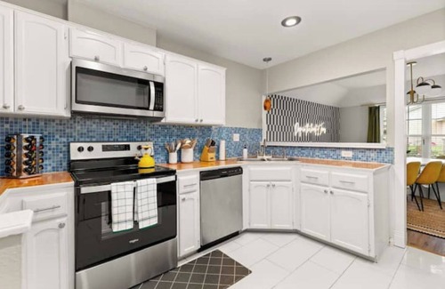 North San Antonio - SAT House | HotTub, Pool, FirePit, Game Room, BBQ, Volleyball and a ton of Family Fun!