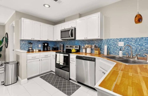 North San Antonio - SAT House | HotTub, Pool, FirePit, Game Room, BBQ, Volleyball and a ton of Family Fun!