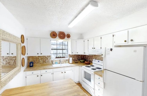 Dripping Springs House | House +2 cabins + Hot Tub & Pool