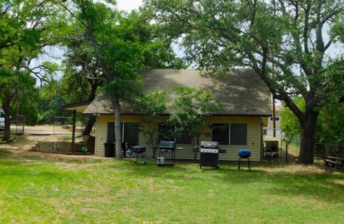 Kingsland Cottage | house and lighted deck fenced yardn