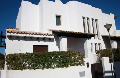 Vera Ski Chalet | House at 1500m from the Beach, in Gated Community with Wifi and Community Pool