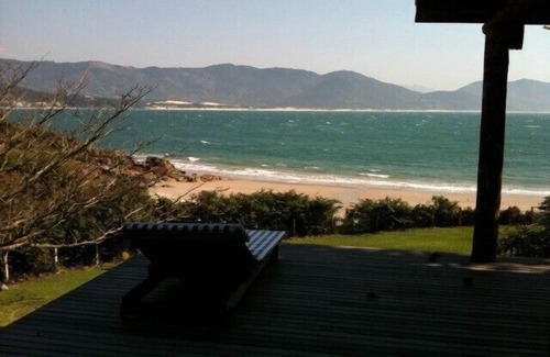 Garopaba House | House beachfront, on the beach of Vigia in Garopaba.