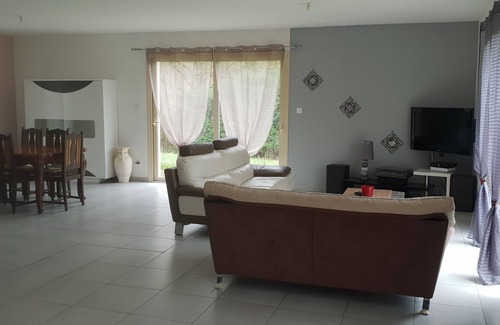 Condat-sur-Vezere House | House by a river