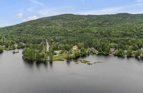 Lac Beauport House | House by the lake