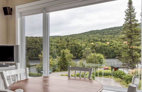 Lac Beauport House | House by the lake