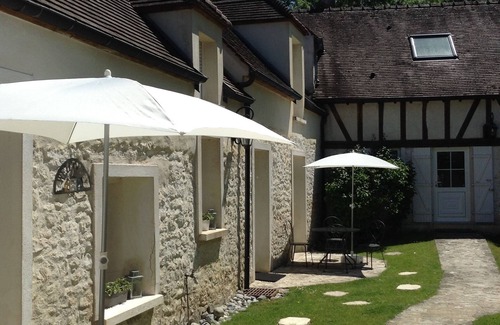 Varennes-Jarcy House | House by the river.