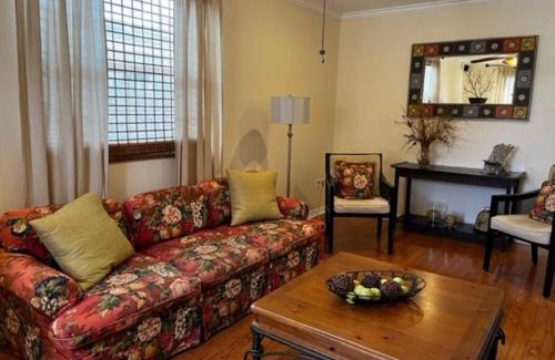 Tampa House | House Close to Downtown, Airport, Raymond James Stadium, and Many More Places