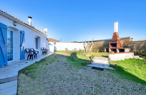 Saint-Michel-en-l'Herm House | House for 6 in Vendée with garden