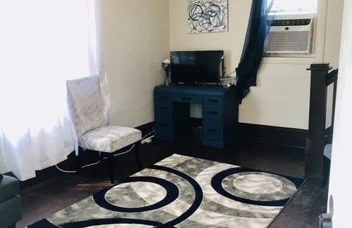 Adrian House | House for the Whole Family! Sleeps 7!