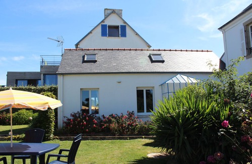 Plomodiern House | House Garden, PLOMODIERN Common locality Lestrevet (Beach)
