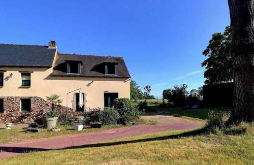 Quedillac House | House 'Gite Les Deux Pins De Trémel' with Private Pool, Private Terrace, and Wi-Fi