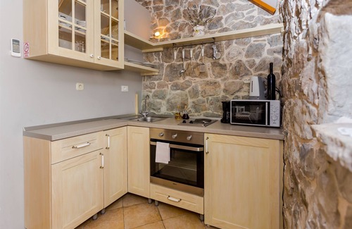 Gata House | House Gordana (41271-K1) - Gata