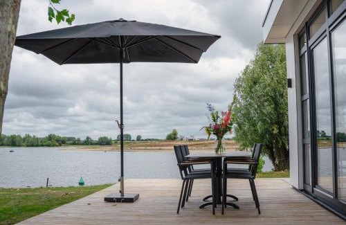 Maurik House | House in Arnhem with Rhine Views