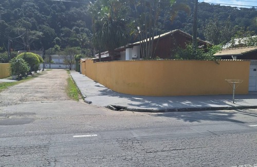 Guaiuba Apartment | House in Guaiuba Beach-Guarujá, Barbecue + swimming pool (children's/adult/hydro)