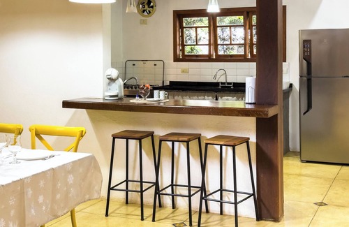 Carapicuiba House | House in Granja Viana in front of the environmental reserve