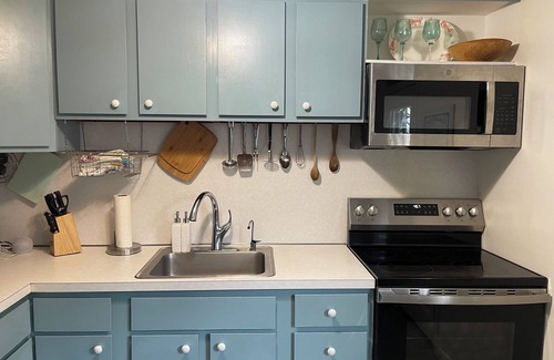 Teaticket House | House in Marivista neighborhood, Teaticket. Walk to kayaking on Great Pond.