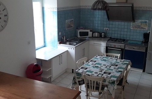 Ploneour-Lanvern House | House in old school 10 minutes from beaches