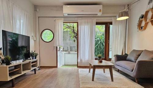 Khlong Tan Nuea Apartment | House in Pridi - Stylish 3BR Pet-Friendly