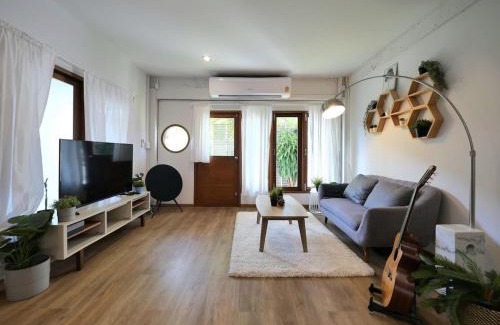 Khlong Tan Nuea Apartment | House in Pridi - Stylish 3BR Pet-Friendly