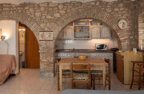 Collesanto Apartment | HOUSE IN THE VILLAGE Studio apartment with garden view