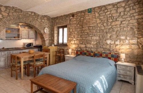 Collesanto Apartment | HOUSE IN THE VILLAGE Studio apartment with garden view